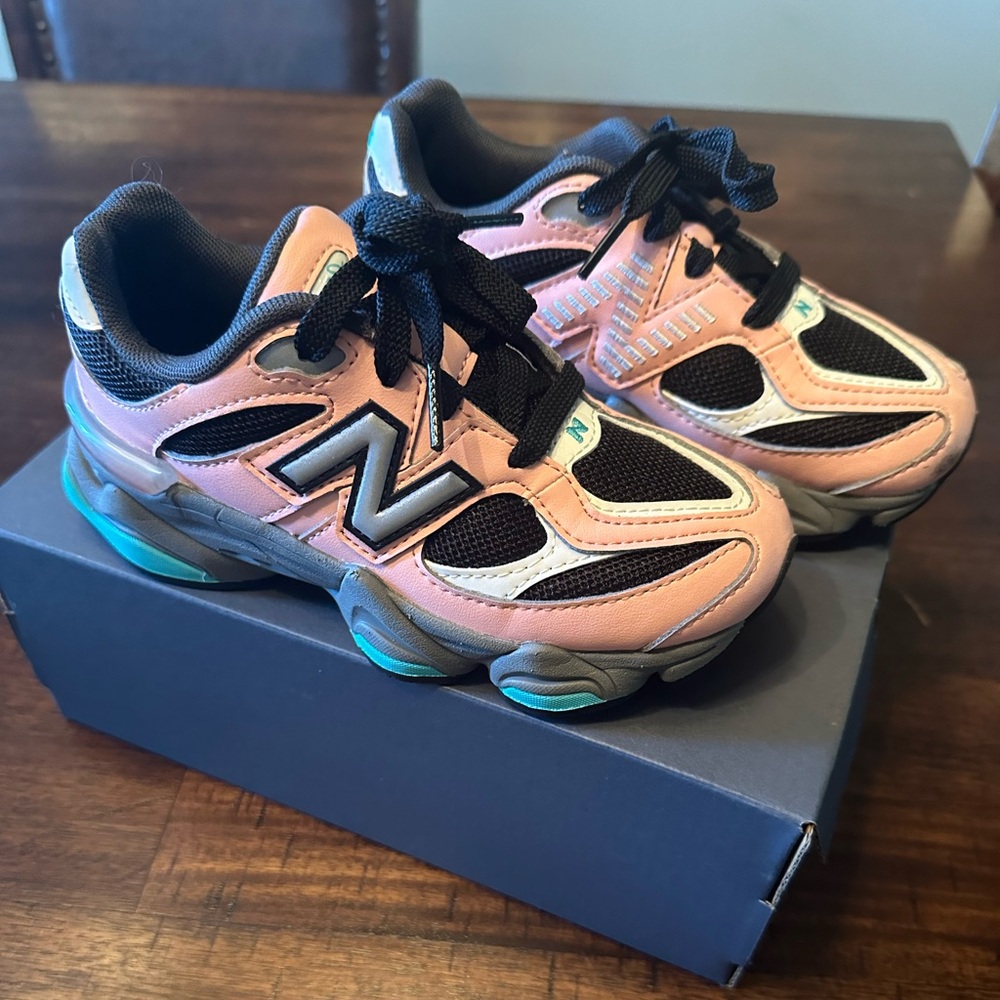 Worn only once New Balance 9060
Girls' 12.5